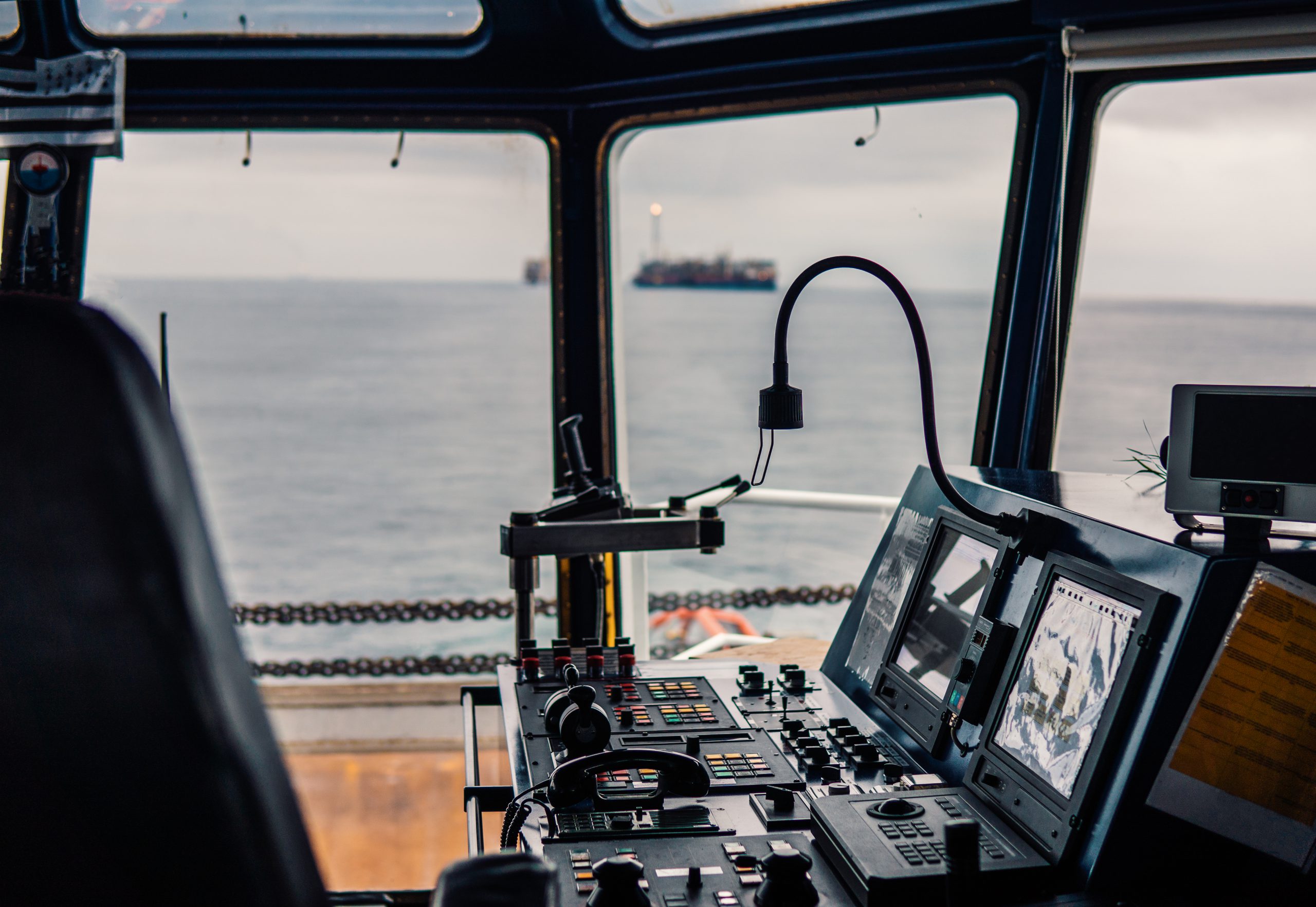 Bridge ship equipment of ffshore dp vessel thruster pitch propellers telegraph handles vhf radio, navigation devices